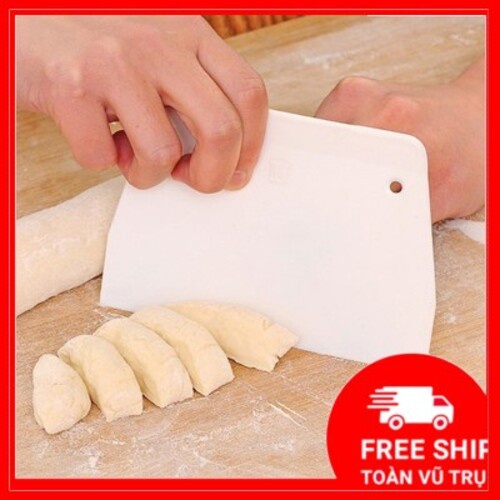Dao cắt bánh vét bột làm bánh bằng nhựa cao cấp hình thang có lỗ treo
