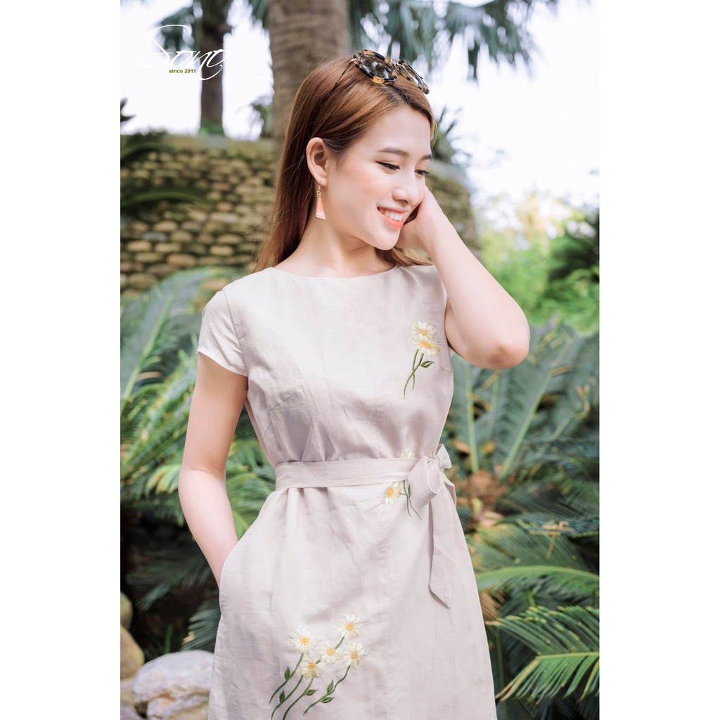 Sono - Đầm Linen Suông Thêu Hoa Cúc Trắng