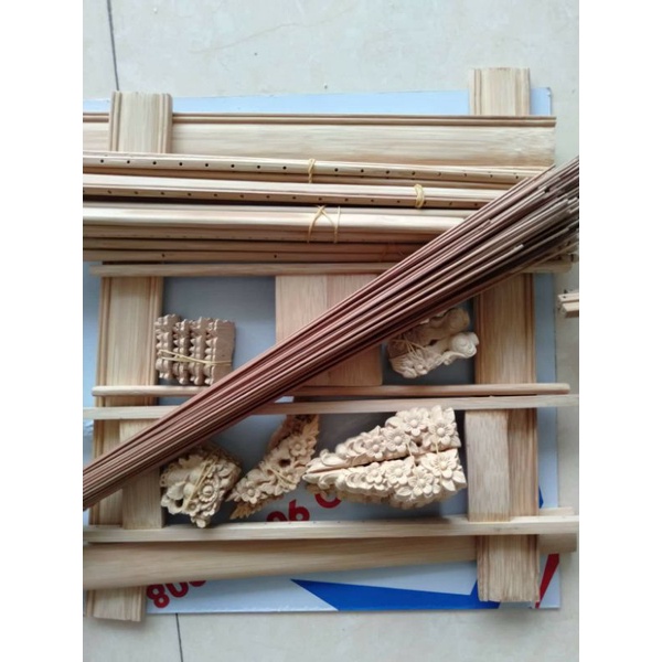 Khung tự giáp vuông đấu hoa mai, đầy đủ nậm tre, móc đồng y hình đã khoam sẵn về tự giáp