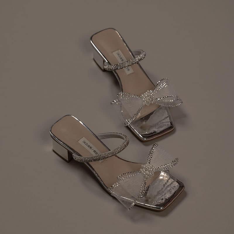 Sandal phối hoa nơ trắng bóng với thiết kế đầu mũi vuông phong cách tiểu thư