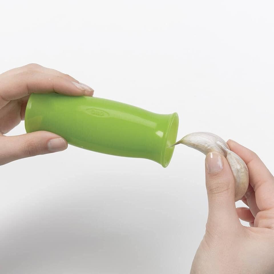 Dụng cụ bóc tỏi Oxo Silicon cao cấp - Hàng Mỹ chính hãng