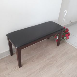 Ghế băng màu nâu đen