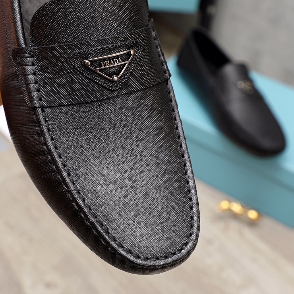 Giày lười nam da thật PRADA thiết kế lịch lãm và nhẹ nhàng mang đến phong cách chững chạc nhưng vẫn rất trẻ trung