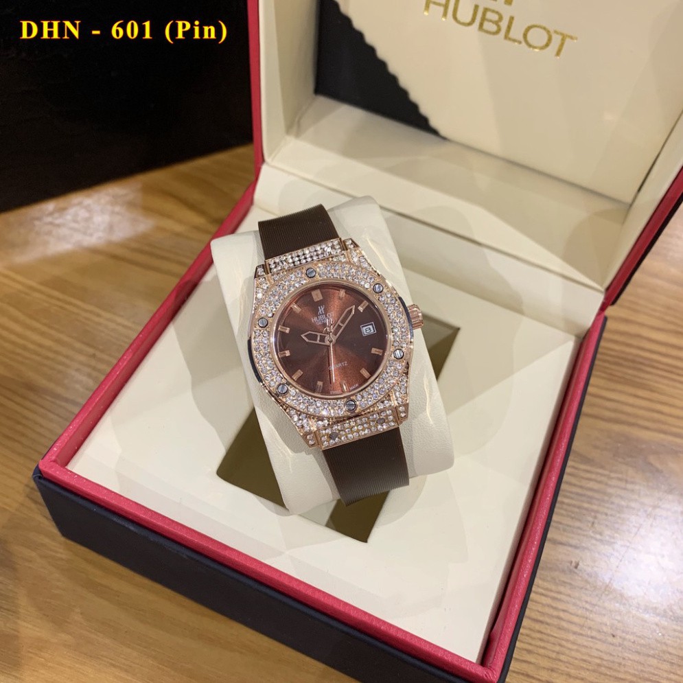 Đồng hồ nữ Hublot mặt tròn đính viền đá dây cao su thơm vani cao cấp DHN601