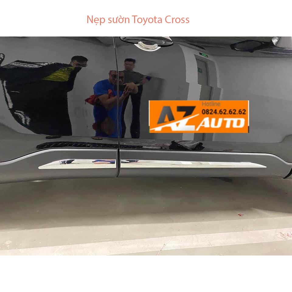 Nẹp sườn ốp sườn xe Toyota Cross 2020-2022 mẫu inox