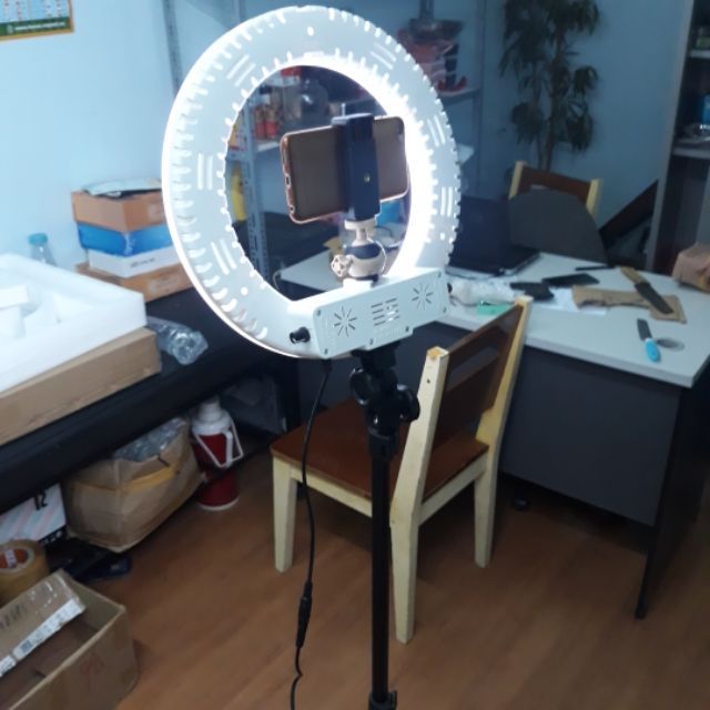 Đèn livetream đa năng ạ.với rất nhiều công dụng để cho chị em làm đẹp .kích cỡ zice 35 cực kì nhỏ gọn và linh hoạt