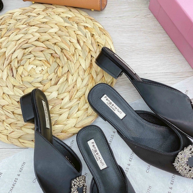 Guốc satin mũi khoá đá vuông gót 2cm