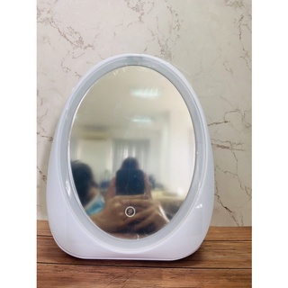 TỦ ĐỰNG MỸ PHẨM HÌNH TRỨNG CÓ ĐÈN LED
