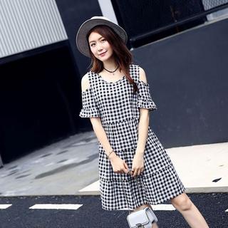 Váy kẻ hở vai 4 tầng