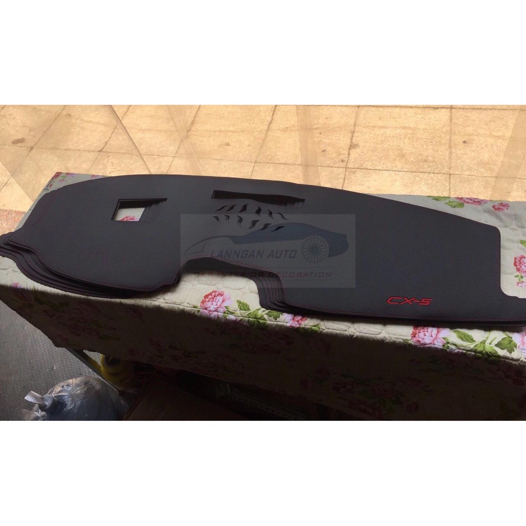 Thảm taplo da carbon ô tô  Mazda Cx5 2018-2022, Thảm da vân carbon cao cấp.Hàng đẹp xuất sắc, chống nóng taplo hiệu quả