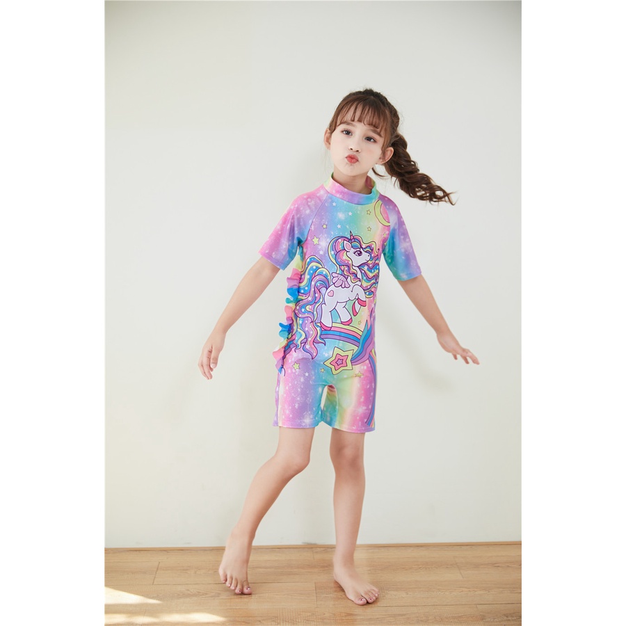 Đồ bơi bé gái liền thân họa tiết CÔNG CHÚA KỲ LÂN tay ngắn bao gồm nón bơi (Mẫu mới 2022)