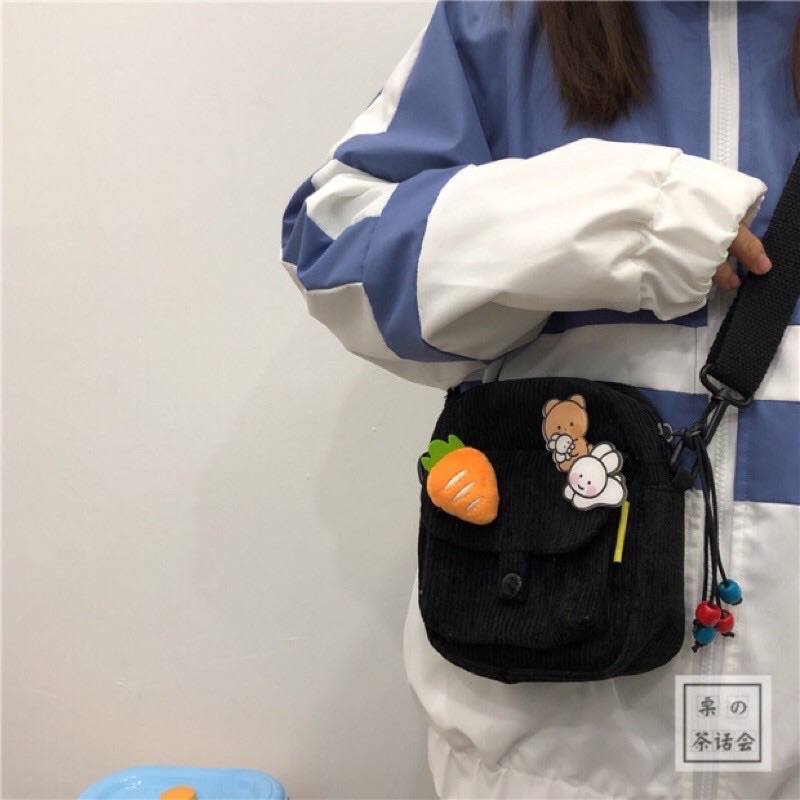 Túi đeo chéo size nhỏ vai tikke kem ghim cài hình carot (hình thật)