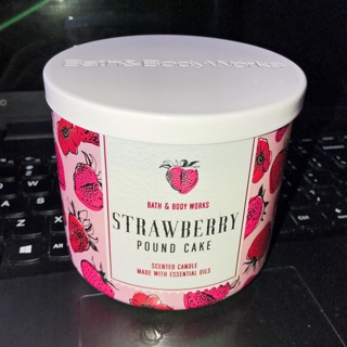 Nến thơm 3 bấc nhà Bath&Body Works Strawberry Pound Cake