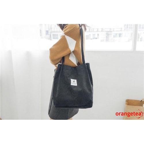 Túi đeo vai làm bằng vải canvas có nút cài nam châm