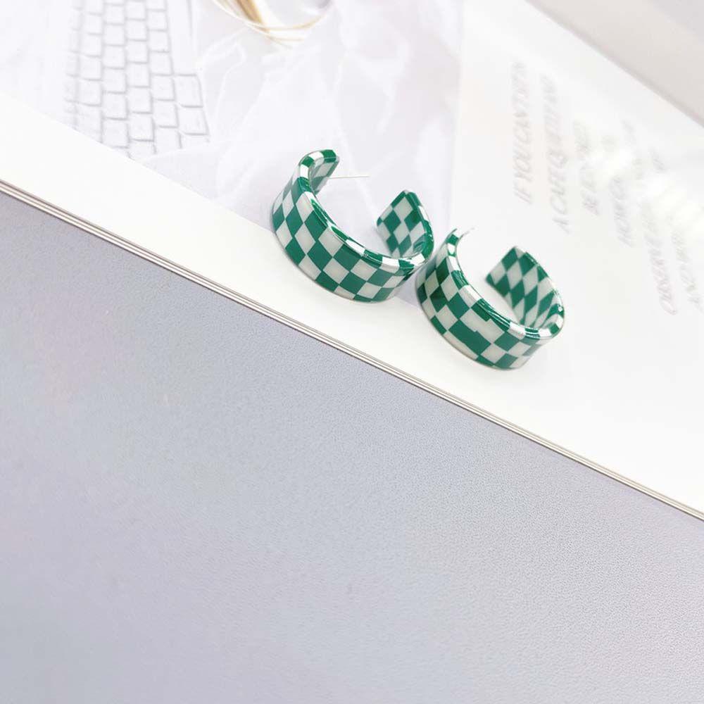 Bông Tai Acrylic Họa Tiết Sọc Caro Trắng Đen Hình Chữ C Màu Kẹo Ngọt