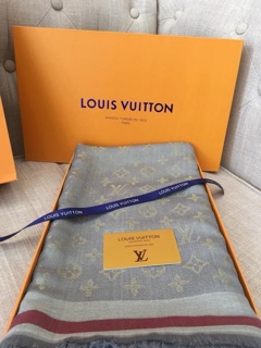 Khăn LV full box 350k đủ bill thẻ.