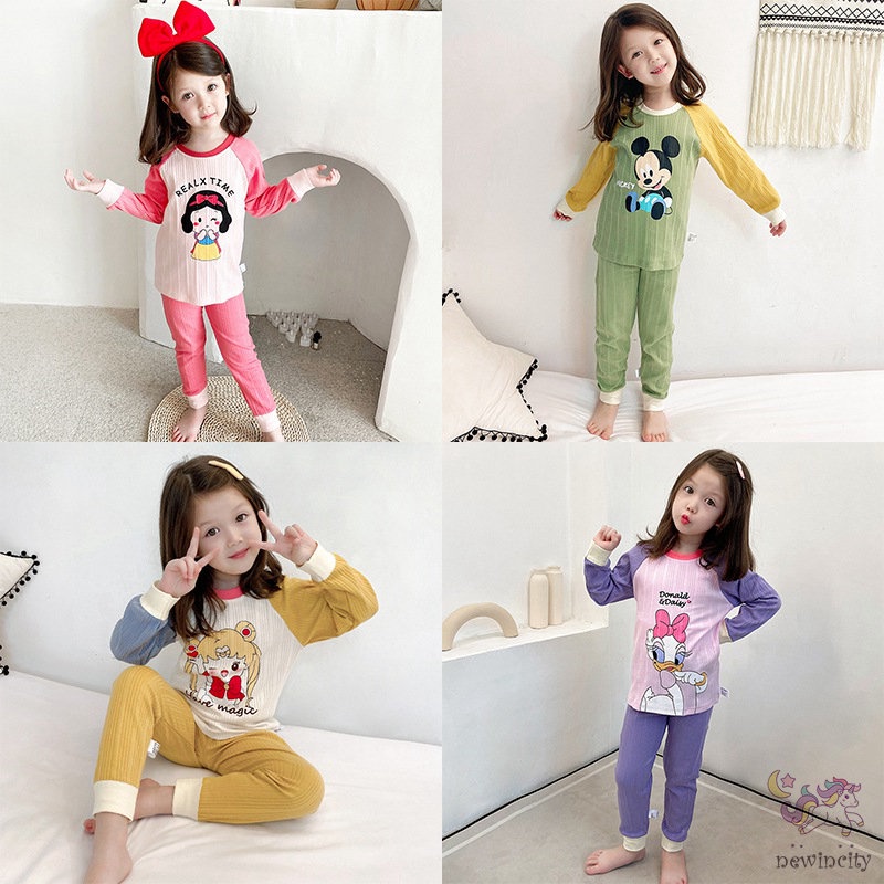 Bộ trang phục gồm áo và quần bó sát lưng cao họa tiết hoạt hình màu tươi sáng kiểu dáng Hàn Quốc thoải mái cho bé gái