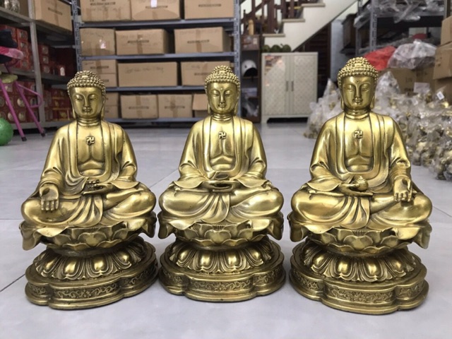 Phật tổ ngồi đài sen