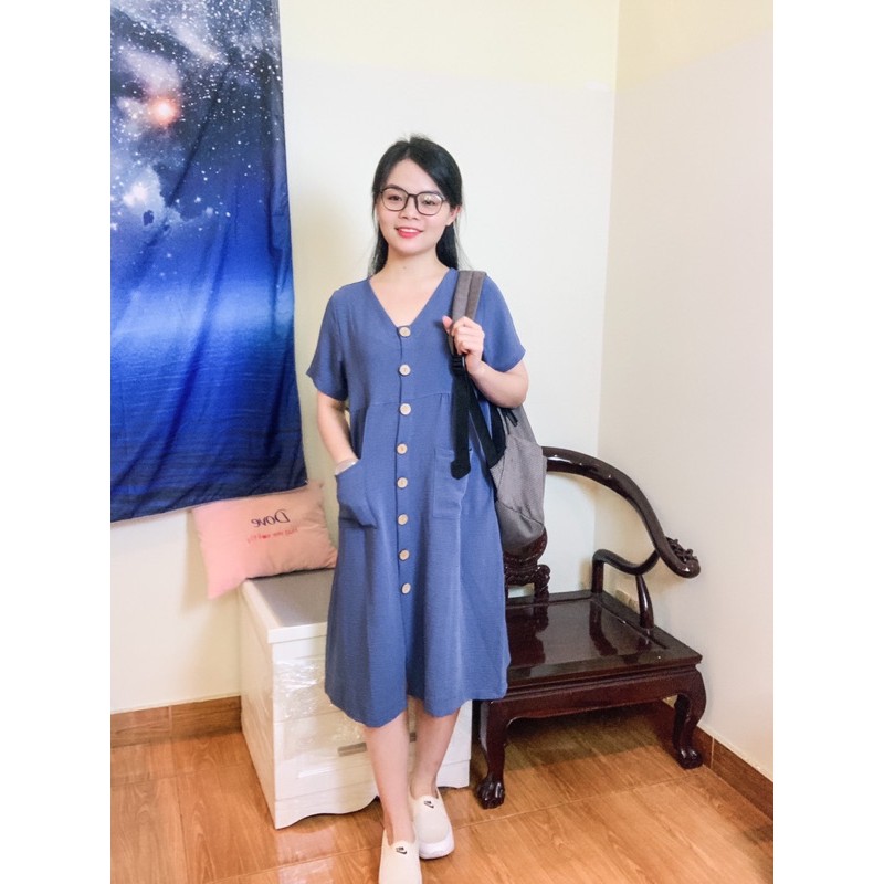 Đầm dáng suông, cổ tim, 2 túi và có nút gỗ mở được (bầu bí bon chen)
