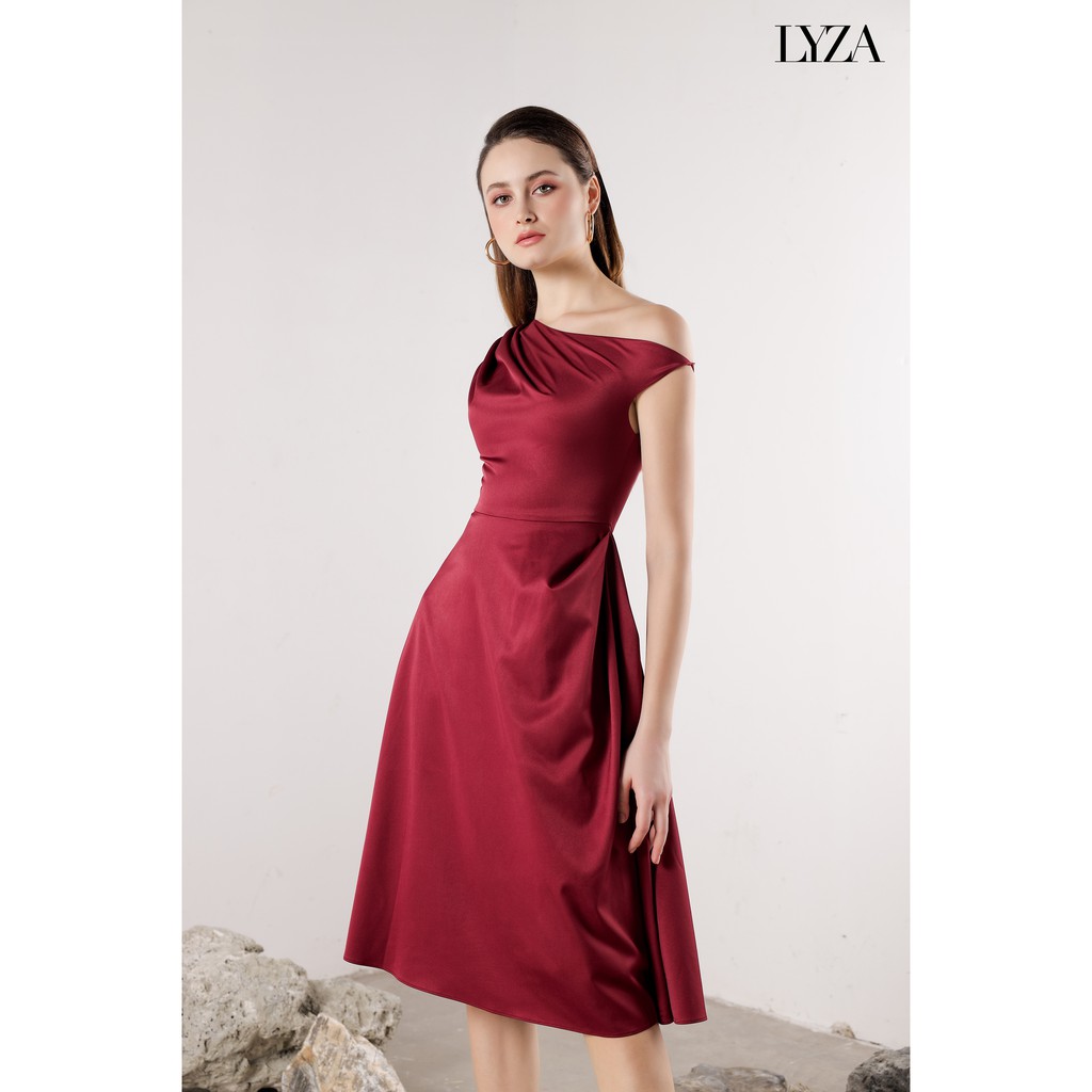 LYZA - Đầm Lệch Vai Đỏ Đô