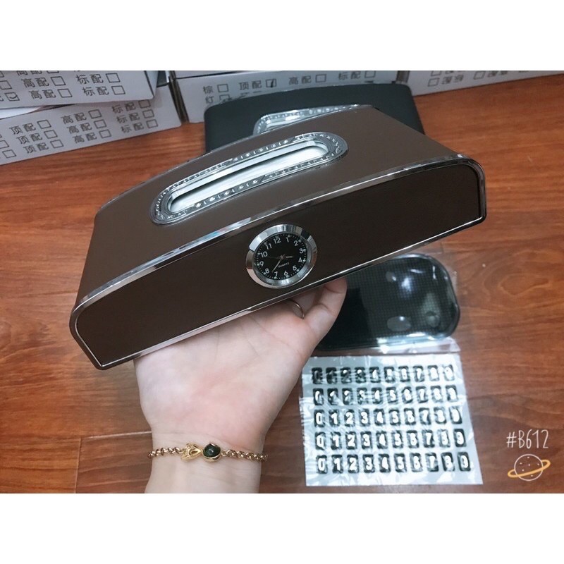 Hộp đựng giấy ăn trên ô tô 3 chức năng, có đồng hồ và bảng số điện thoại, chất liệu da cao cấp | BigBuy360 - bigbuy360.vn
