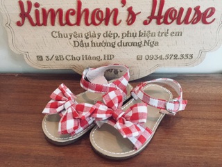 Sandal nơ ca-rô đỏ bé gái
