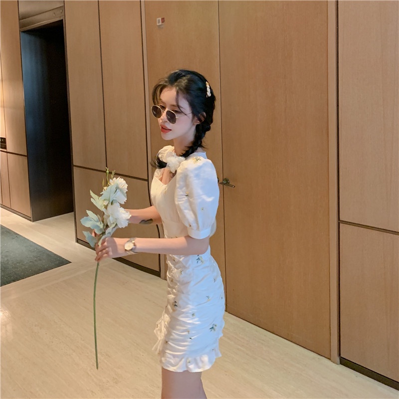 Đầm Đuôi Cá Cổ Vuông Xếp Ly Thêu Hoa Màu Trắng Thời Trang Mùa Hè Mới Cho Nữ