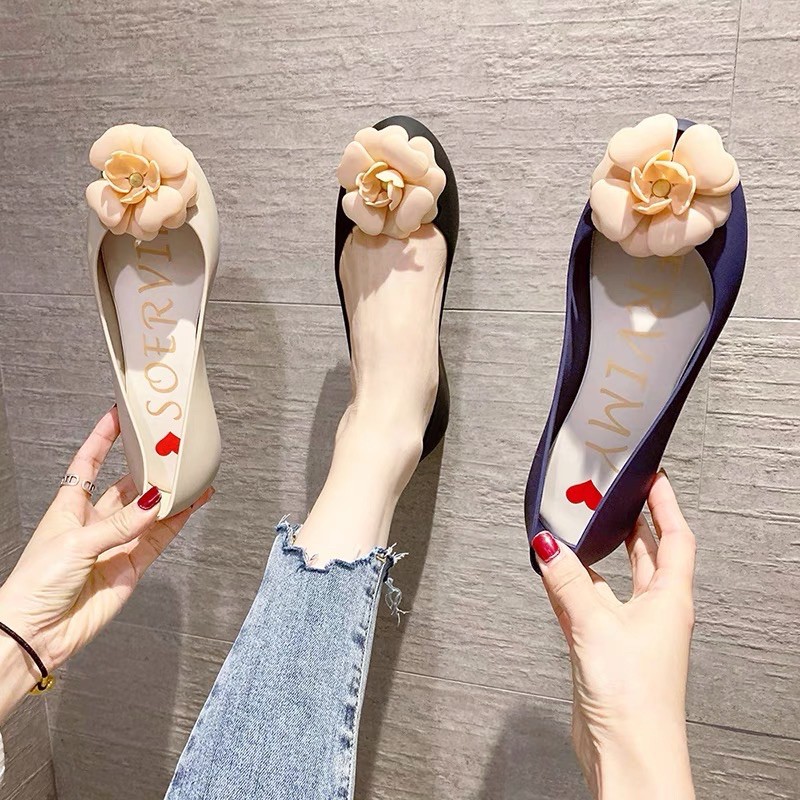 Giày búp bê nhựa dẻo thơm trong đính hoa trà - mẫu mới 2021