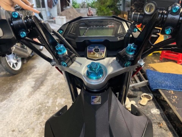 Bộ óc TITAN GR5 ghi đông Sonic 150R " 3 con "