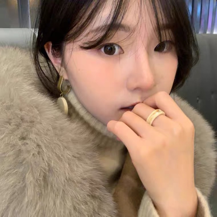 Nhẫn đeo tay bằng acrylic màu sắc đơn giản phong cách Hàn Quốc