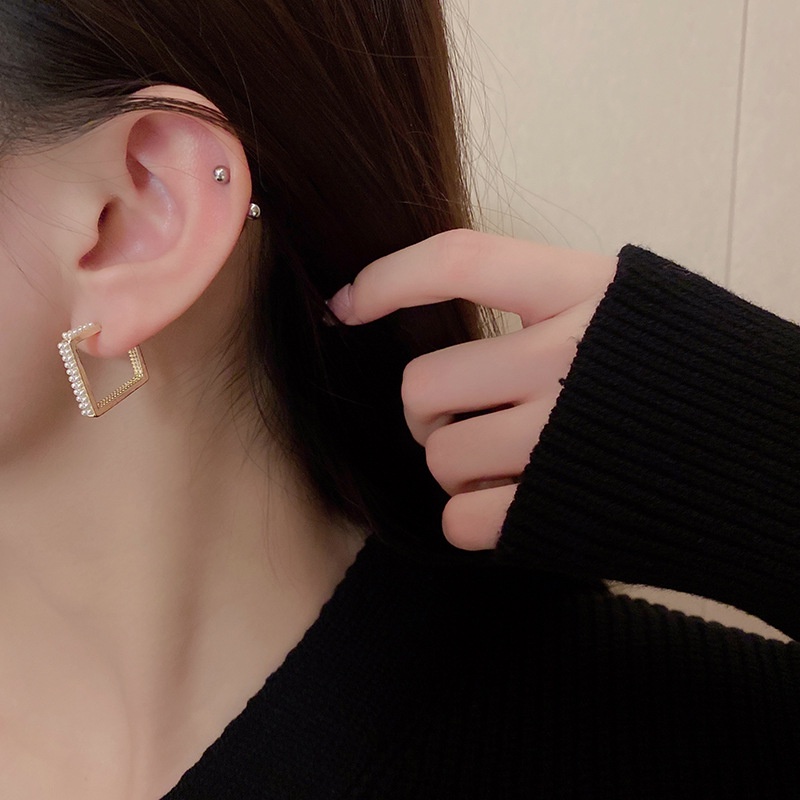 Khuyên Tai Hình Học Đính Ngọc Trai Thời Trang Mới Cho Nữ