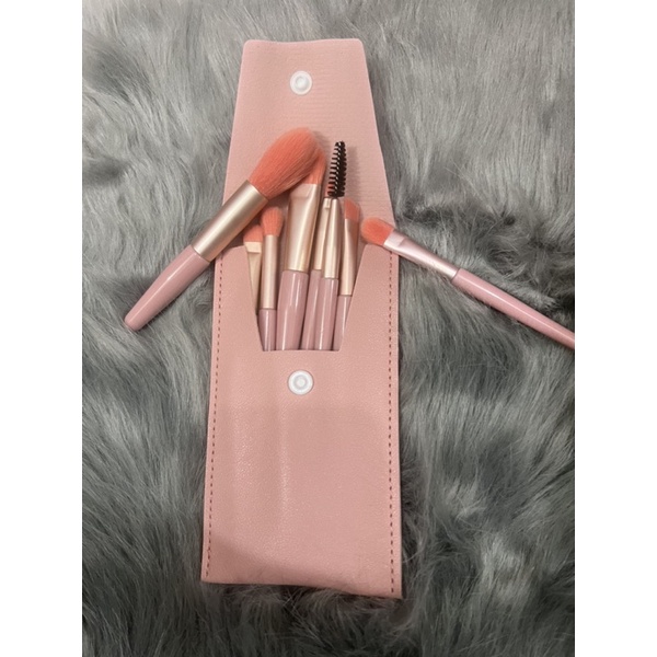 com bo bộ cọ mini 8 cây siêu cute bỏ túi rất gọn  tiện lợi khi mang theo đi du lịch , giúp bạn luôn tươi tắn rạng ngời
