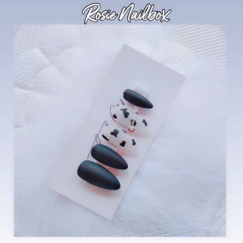 Móng giả màu đen hoạ tiết bò sữa đơn giản thanh lịch