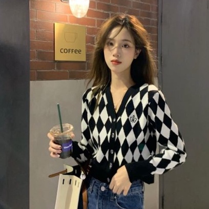 Áo gile len kẻ caro đen trắng - Áo cardigan len dệt hoạ tiết bàn cờ caro | BigBuy360 - bigbuy360.vn