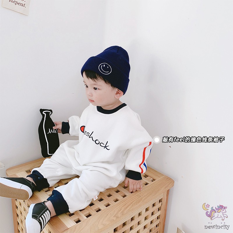 Áo liền quần lớp lót nhung ấm áp in chữ cá tính cho bé