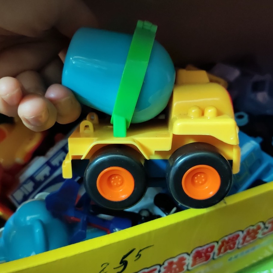 đồ chơi ô tô chạy đà