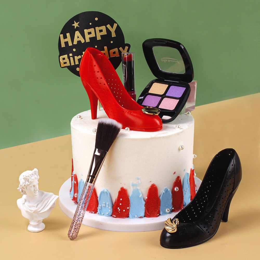 Chiếc giày nhựa trang trí bánh kem