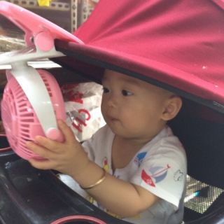 Quạt kẹp bàn tích điện