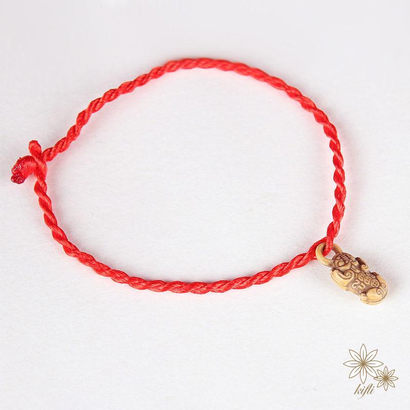 Vòng đeo tay dây bện chỉ đỏ handmade đem lại sự may mắn thể hiện tình bạn tình yêu