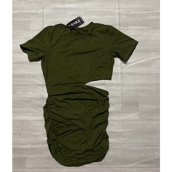 đầm body nhìn khoét eo