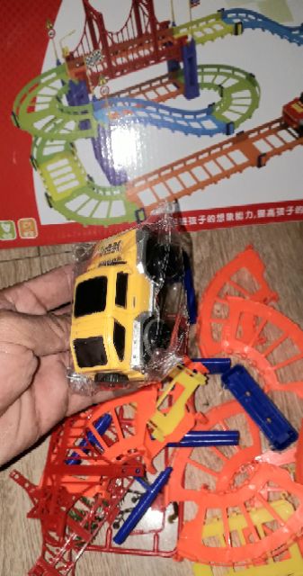 Bộ đường ray và siêu xe bằng nhựa có 65 chi tiết_ tặng kèm pin