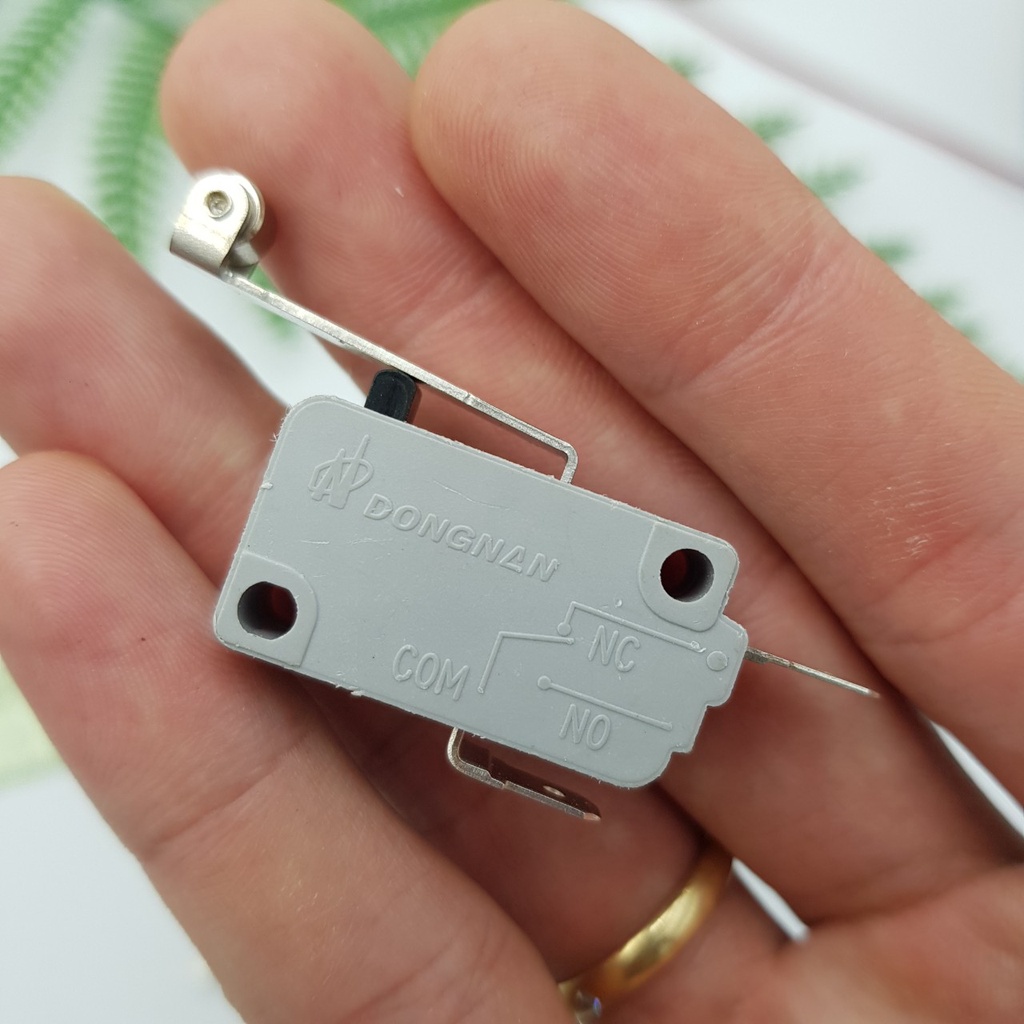 Công Tắc Hành Trình Thường Đóng 16A 125V KW3A D4-C100 D5-C100