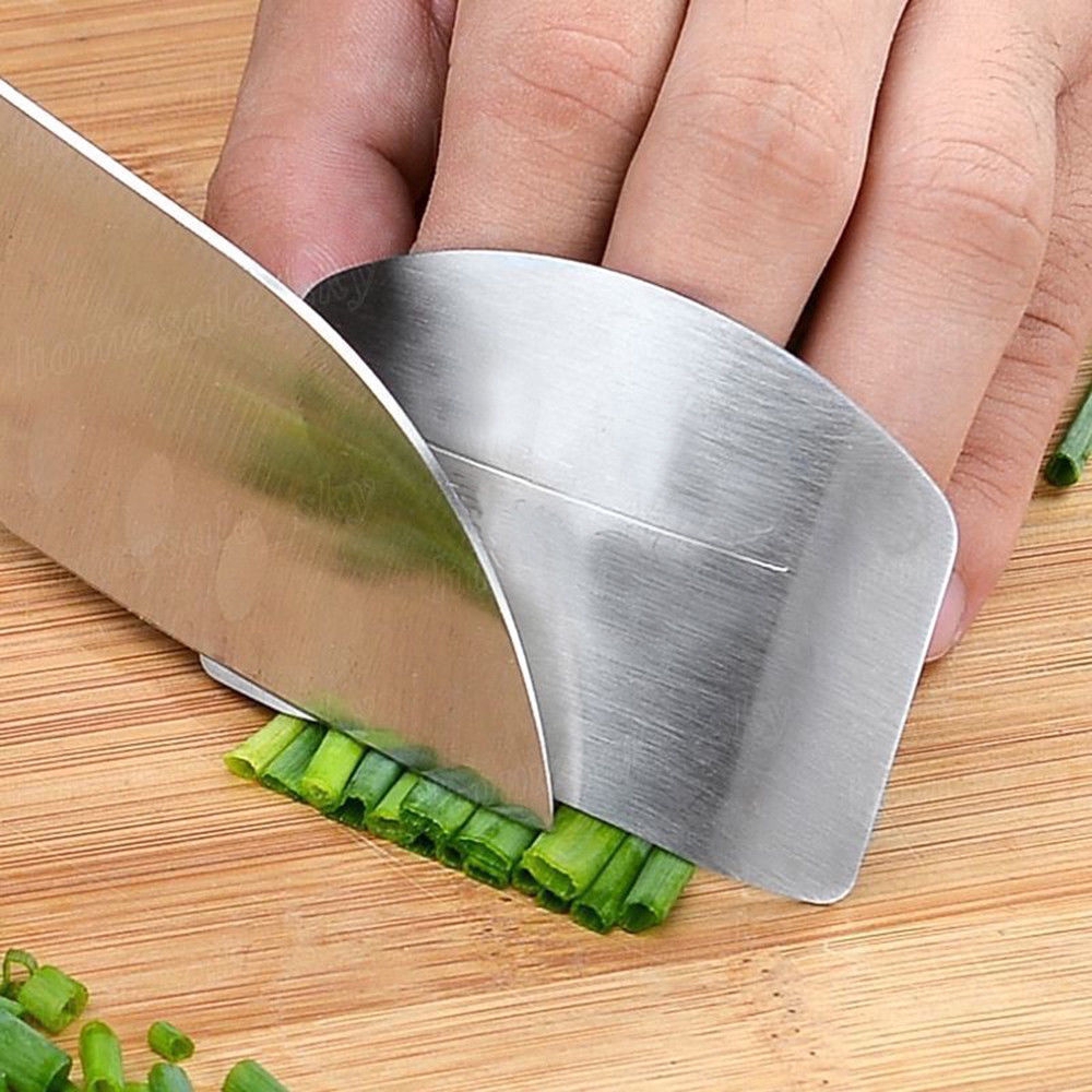 Dụng cụ bảo vệ tay bằng thép khi cắt lát rau củ