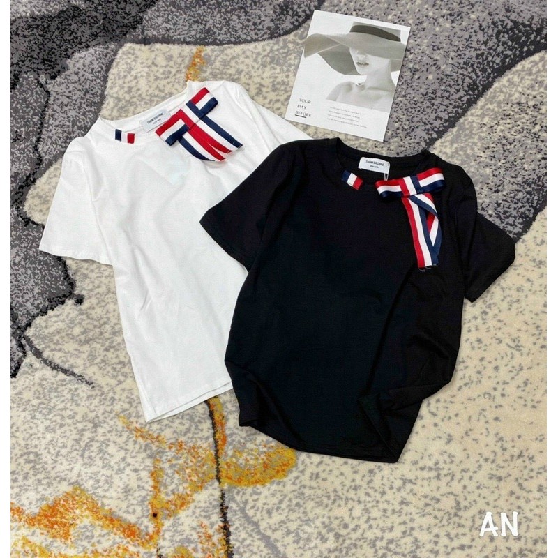 Áo thun nơ đỏ lệch 1 bên