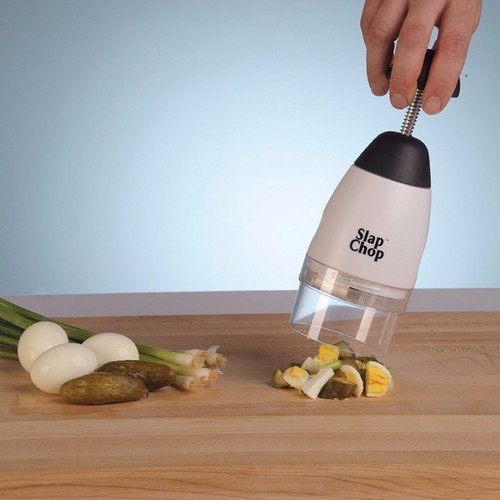 Dụng cụ băm rau củ tỏi ớt Slap Chop màu trắng dùng lực tay ấn nhẹ xuống.