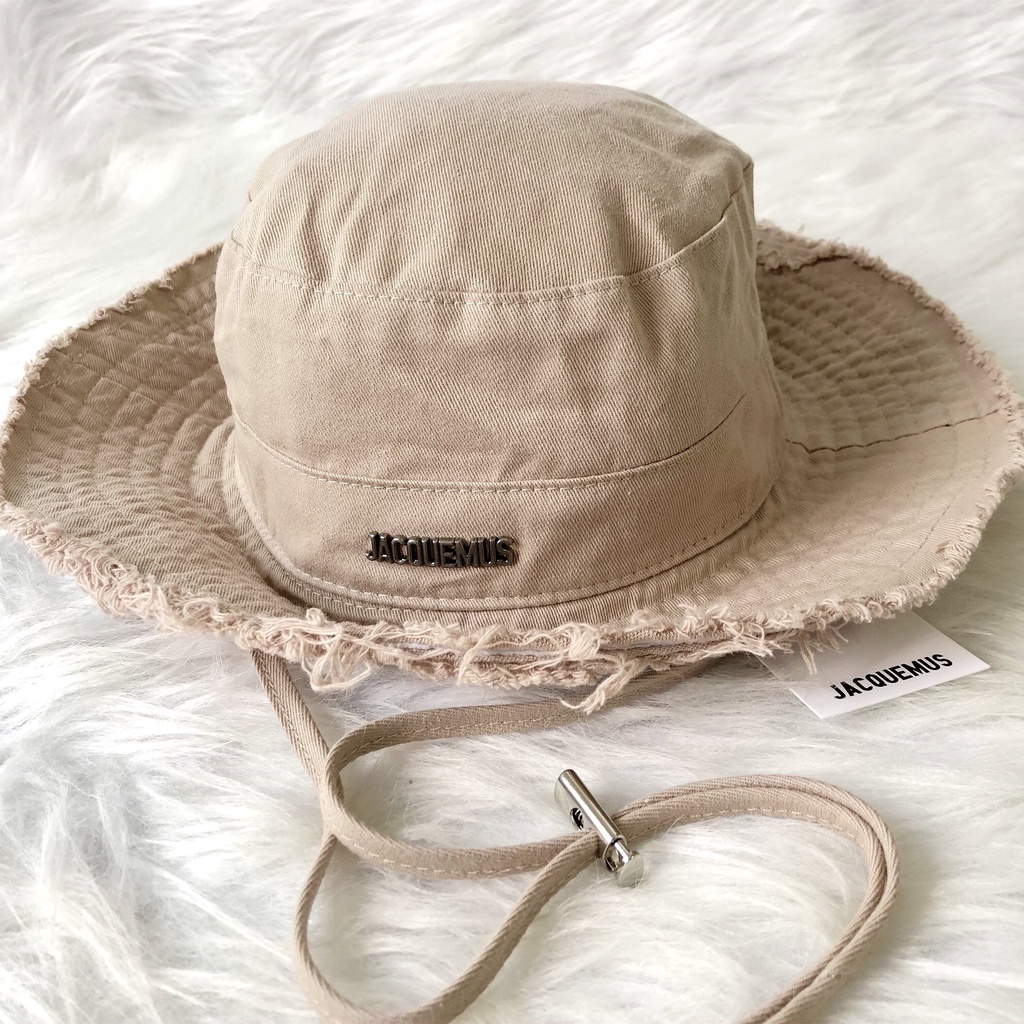 Nón tai bèo JACQUEMUS đi biển chống nắng có dây đeo và dập logo nổi JACQUEMUS - Kiểu dáng nón bucket đi biển sang chảnh