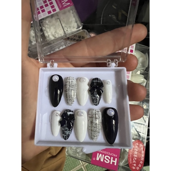 Nail box thiết kế kẻ dạ gắn nơ tặng kèm keo và dũa