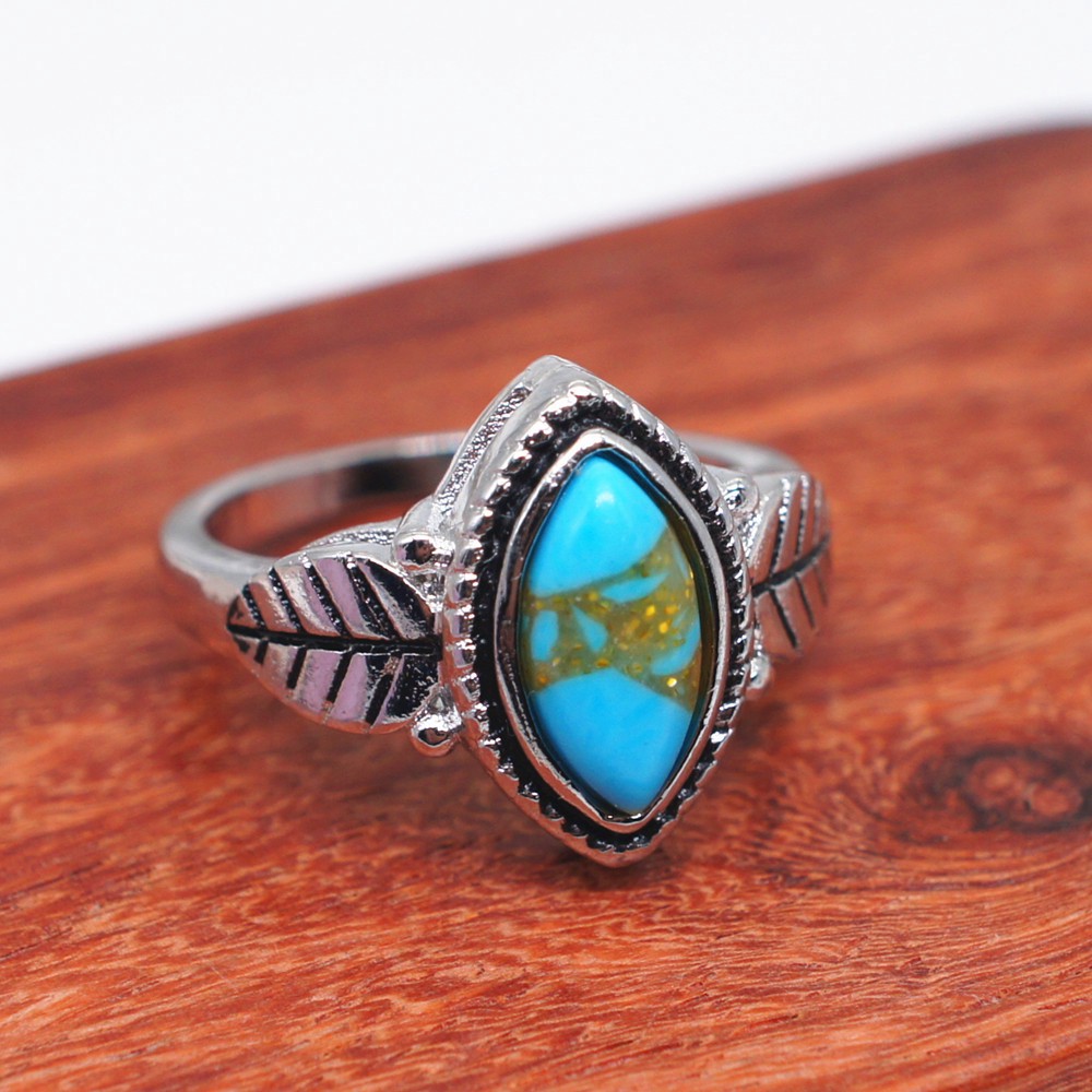 Nhẫn đính đá ngọc lục bảo màu ngọc lam họa tiết lá cây phối màu đen kiểu vintage