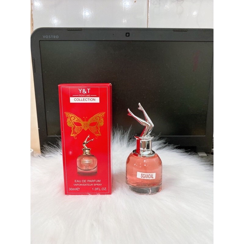 Một Lọ Nước Hoa Đôi Chân Hoa Hậu