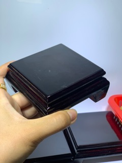 Thỏi vàng và đế gỗ trưng bày